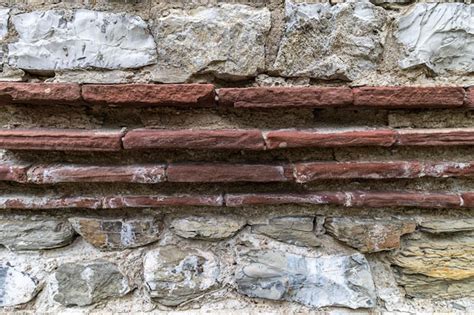  Fragmento de Frescos da Fortificação de Fazil: Uma exploração vibrante da vida no século VIII