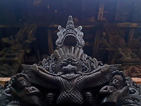  A Escultura Misteriosa de Guarding the Garuda da Ilha de Java: Uma Jornada no Tempo Através do Esplendor Dourado e da Expressão Serenísima!