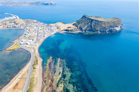  A View of Jeju Island with Ships Passing By - Um Panorama Insólito de Belezas Naturais e Intrigas Humanas